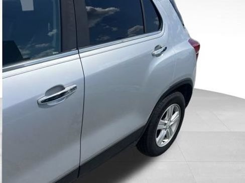 Used 2018 Chevrolet Trax LT w/ LT Convenience Package FWD image 4