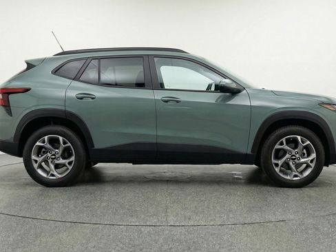 Used 2025 Chevrolet Trax LT FWD image 11