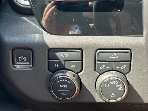 Certified 2022 Chevrolet Silverado 1500 LT AWD/4WD image 22