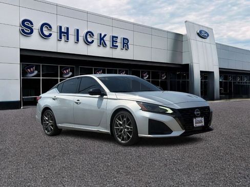 Used 2023 Nissan Altima 2.0 SR FWD image 1