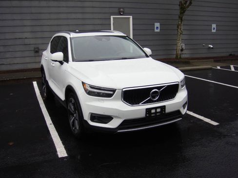 Used 2020 Volvo XC40 T5 Momentum w/ Protection Package Premier image 4