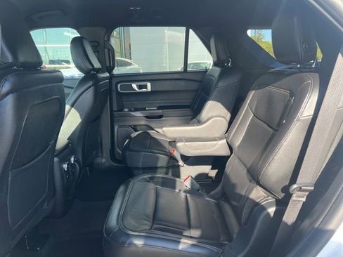 Used 2020 Ford Explorer XLT w/ Equipment Group 202A AWD/4WD image 18