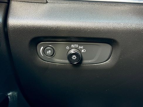 Used 2023 Chevrolet Traverse LT image 35