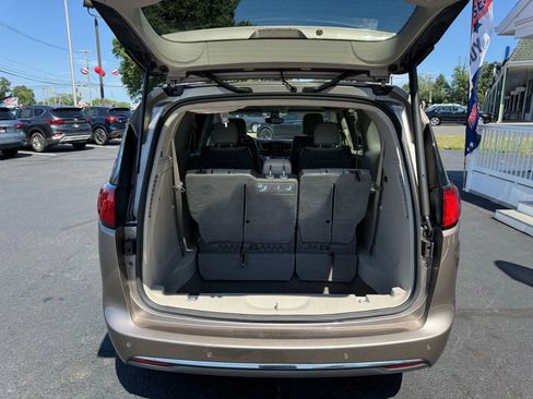 Used 2017 Chrysler Pacifica Touring-L image 35