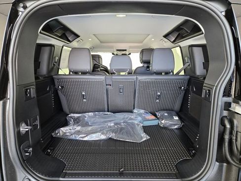 New 2026 Land Rover Defender 110 X-Dynamic SE image 14