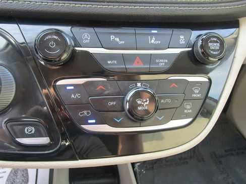 Used 2021 Chrysler Pacifica Touring-L image 31