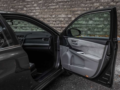 Used 2015 Toyota Camry XSE image 15