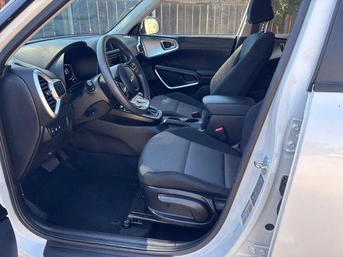 Used 2025 Kia Soul LX w/ LX Technology Package FWD image 24