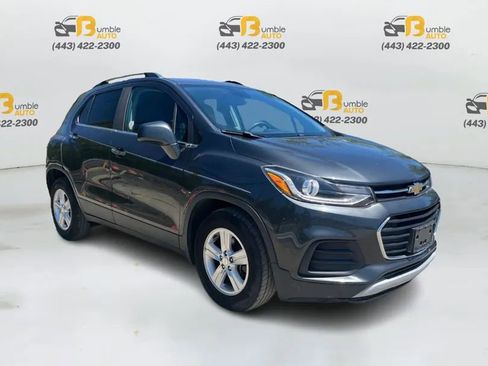Used 2017 Chevrolet Trax LT w/ LT Convenience Package FWD image 3