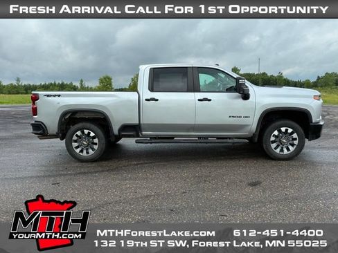 Used 2022 Chevrolet Silverado 2500 Custom w/ Custom Value Package AWD/4WD image 1