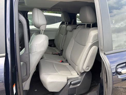 Used 2025 Toyota Sienna XLE FWD image 9