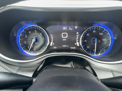 Used 2019 Chrysler Pacifica Limited image 27