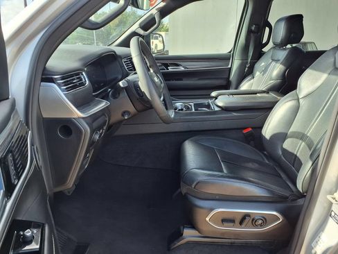 Used 2024 Jeep Wagoneer Series II w/ Flexible Seating Group RWD image 10