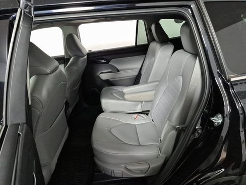 Certified 2024 Toyota Highlander XLE image 23