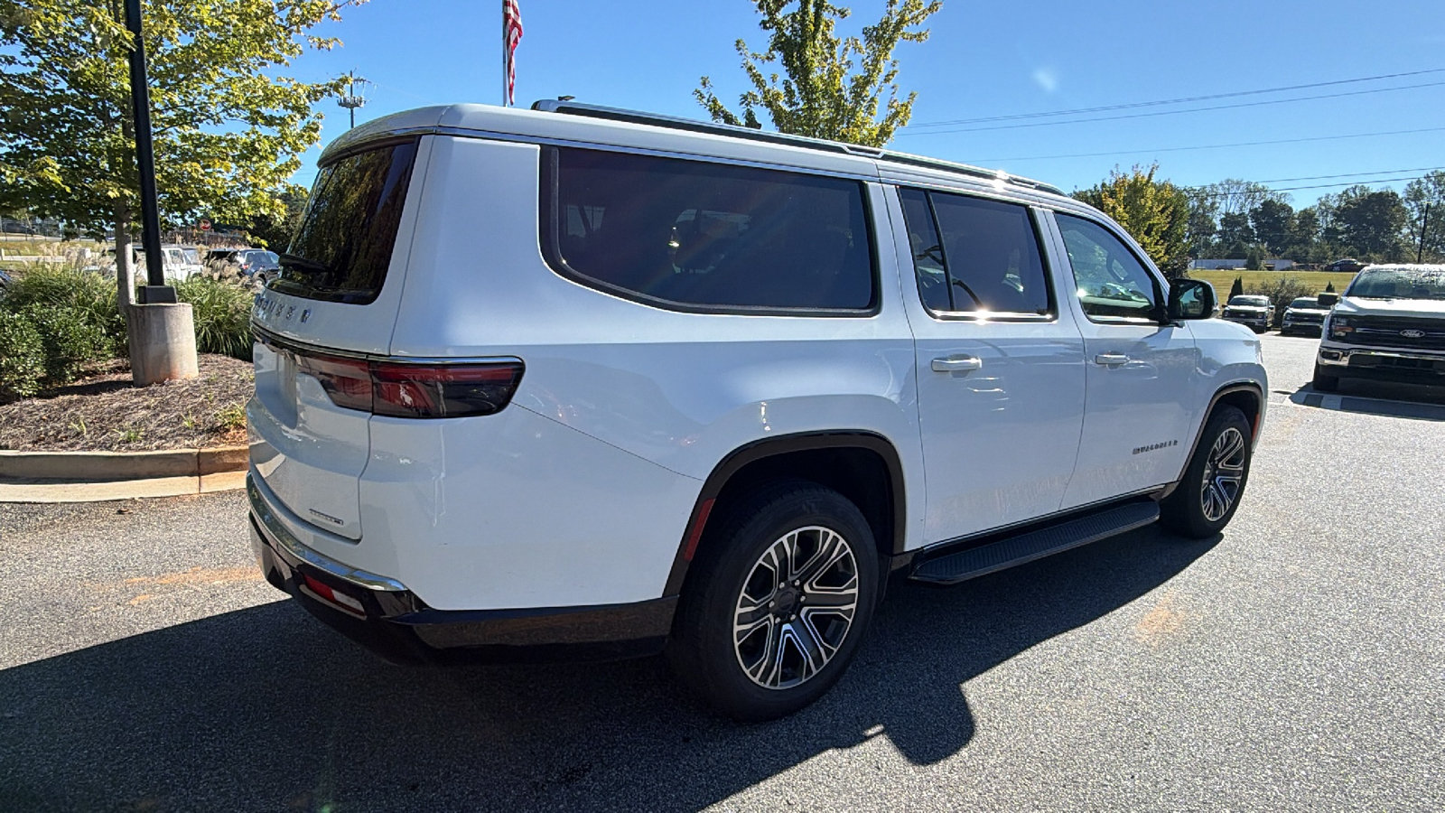 Used 2024 Jeep Wagoneer L Series II w/ Flexible Seating Group AWD/4WD image 8