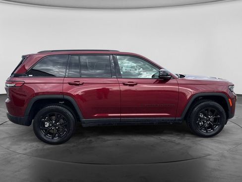 Used 2024 Jeep Grand Cherokee Altitude AWD/4WD image 3