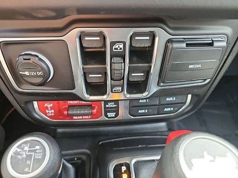 Certified 2025 Jeep Wrangler Unlimited Rubicon 4xe w/ Convenience Group AWD/4WD image 31