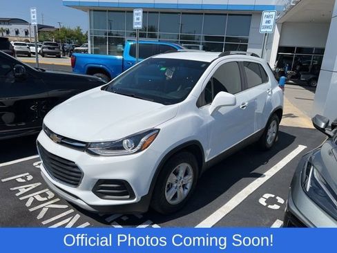 Used 2017 Chevrolet Trax LT w/ LT Convenience Package image 2