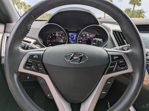 Used 2017 Hyundai Veloster Value Edition w/ Graphic Package (Lower Body) FWD image 22