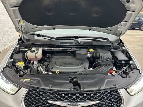 Used 2024 Chrysler Pacifica Touring-L image 11