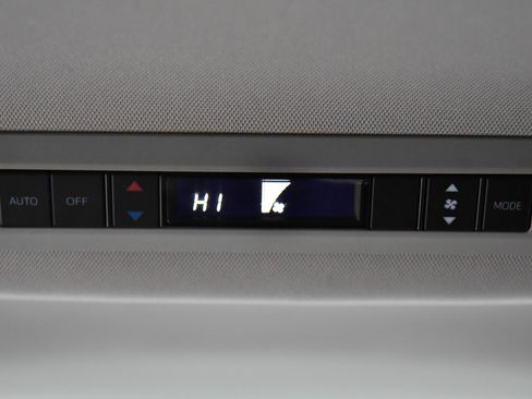 Used 2023 Toyota Sienna LE image 39