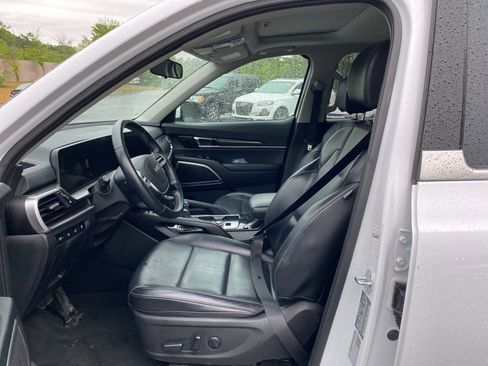 Used 2025 Kia Telluride S FWD image 9