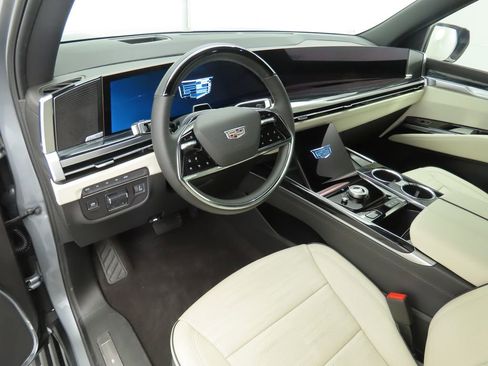 Used 2025 Cadillac Escalade ESV Sport image 9