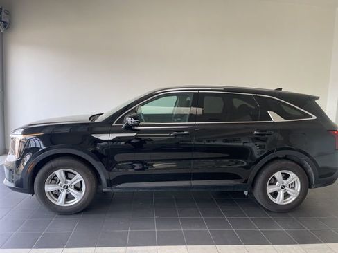 Used 2025 Kia Sorento LX image 1