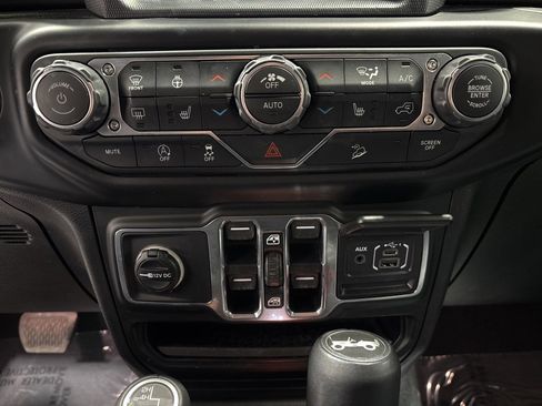 Used 2018 Jeep Wrangler Unlimited Sahara image 21