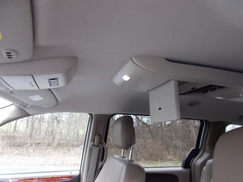 Used 2016 Chrysler Town & Country Touring image 30