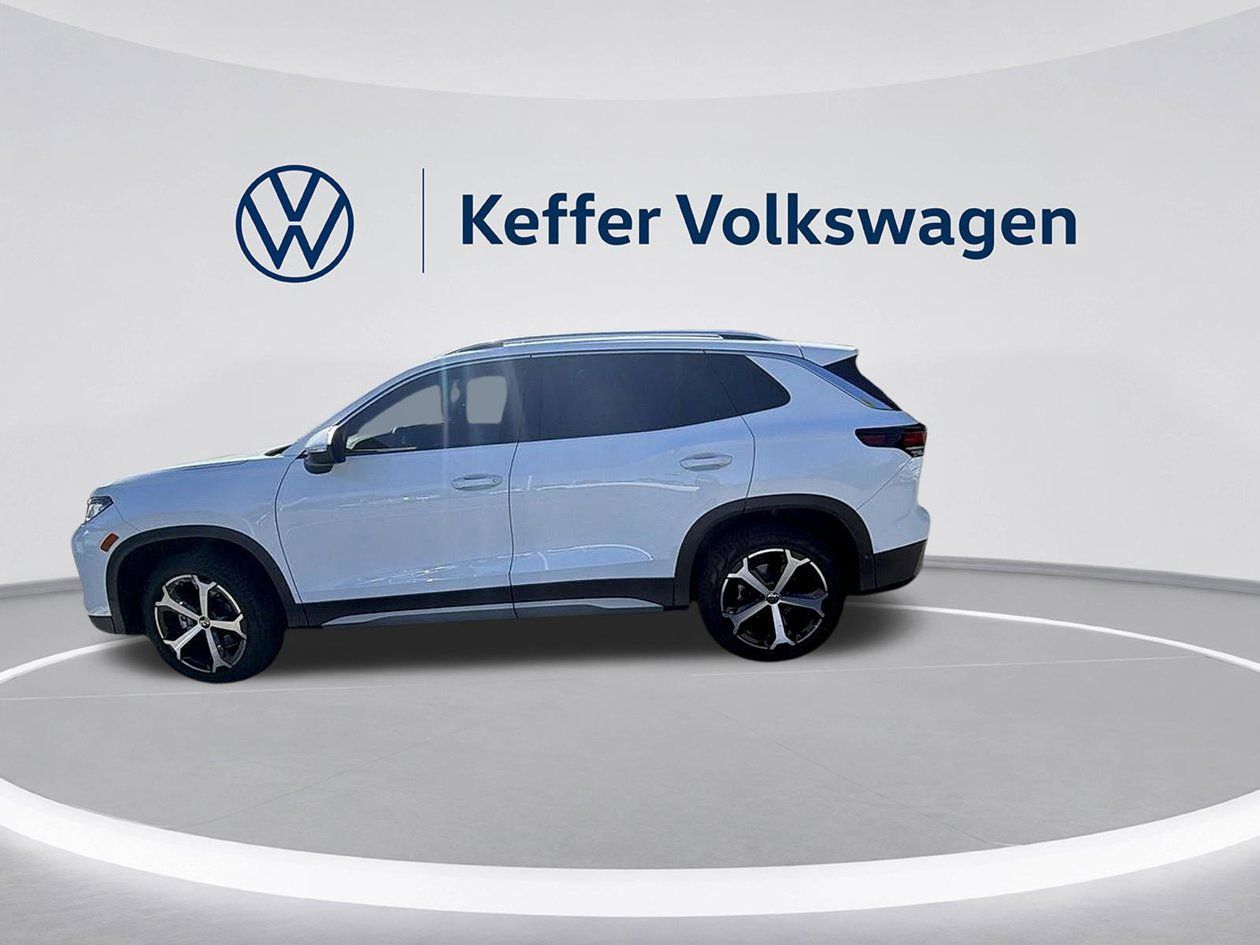 Used 2025 Volkswagen Tiguan SE AWD/4WD image 2