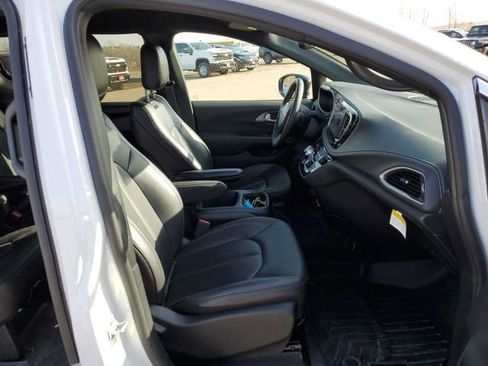 Used 2025 Chrysler Pacifica Select image 24