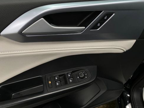 Used 2025 Volkswagen Taos SE image 28