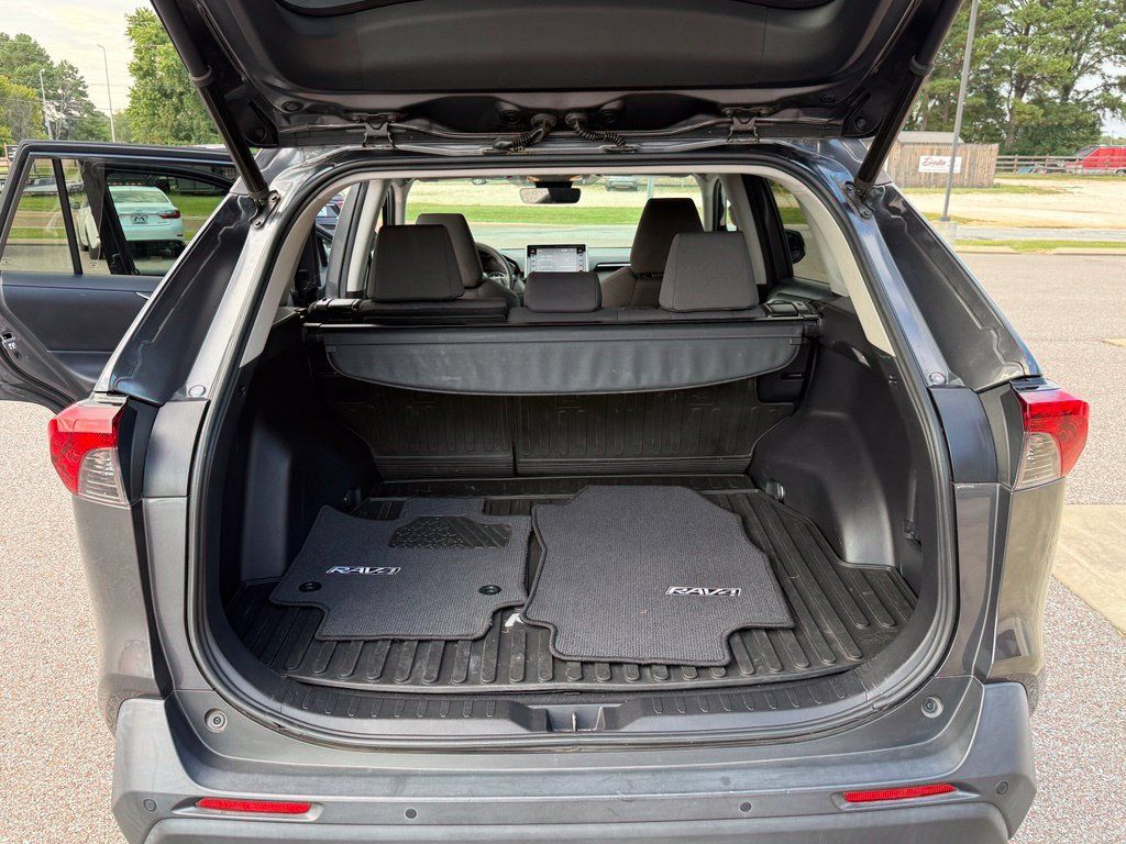 Used 2019 Toyota RAV4 XLE w/ Convenience Package FWD image 34