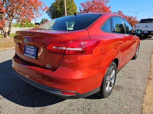 Used 2018 Ford Focus SE w/ SE Appearance Package image 6