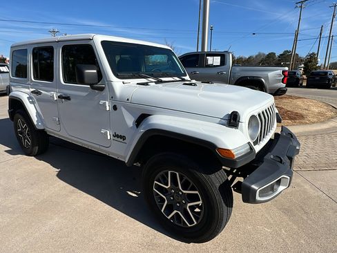 Used 2025 Jeep Wrangler Sahara image 5