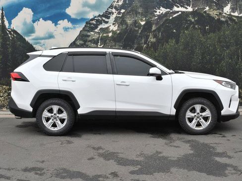 Used 2021 Toyota RAV4 XLE w/ Convenience Package image 2