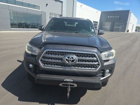 Used 2017 Toyota Tacoma TRD Off-Road AWD/4WD image 2