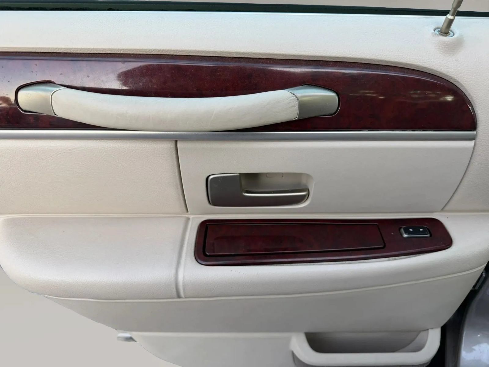 Used 2003 Lincoln Town Car Executive RWD image 28
