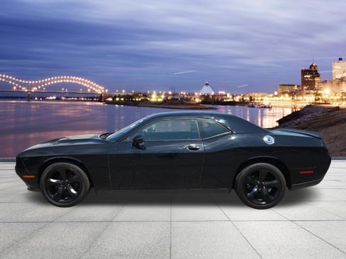 Used 2016 Dodge Challenger SXT w/ Driver Convenience Group RWD image 2