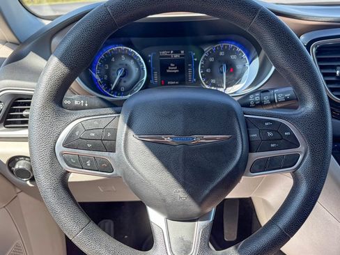 Used 2019 Chrysler Pacifica L FWD image 6