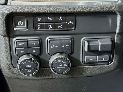 Used 2025 Chevrolet Suburban High Country AWD/4WD image 10