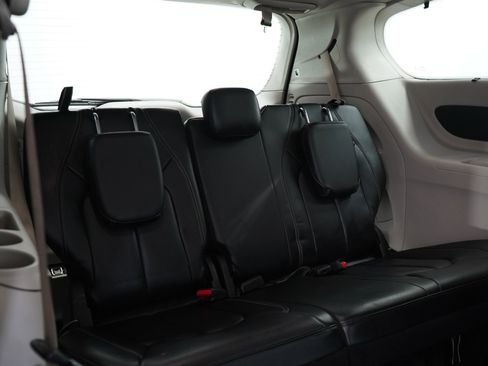 Used 2022 Chrysler Pacifica Touring-L FWD image 13