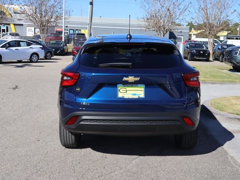 Used 2024 Chevrolet Trax LS w/ LS Convenience Package image 5
