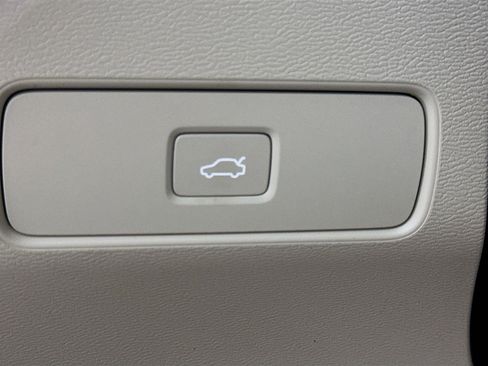 Used 2023 Volvo XC40 B5 Plus w/ Protection Package Premier image 17