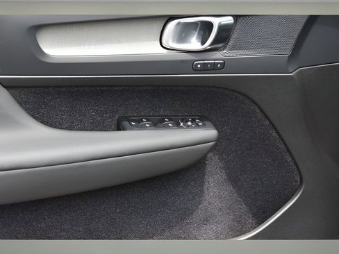 Certified 2025 Volvo XC40 B5 Core w/ Protection Package Premier image 26