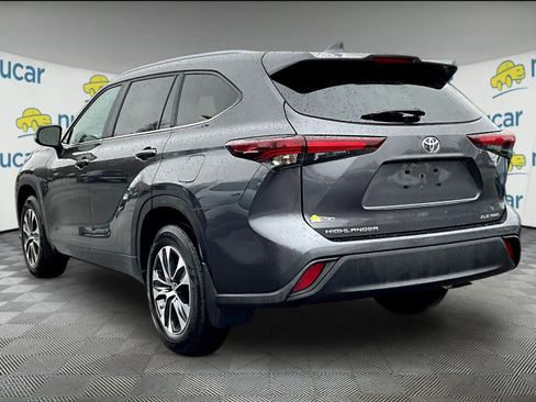 Used 2024 Toyota Highlander XLE image 4