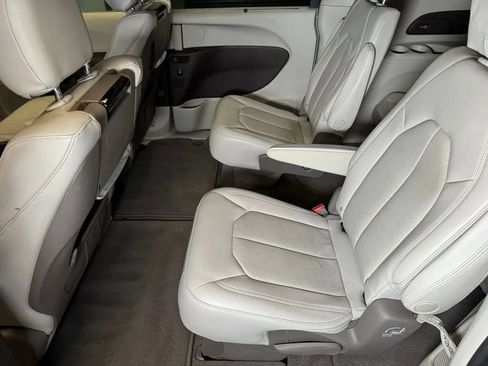 Used 2021 Chrysler Pacifica Touring-L w/ Uconnect Theater Family Group AWD/4WD image 21