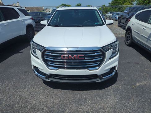 Used 2022 GMC Terrain SLT w/ Infotainment Package II AWD/4WD image 2