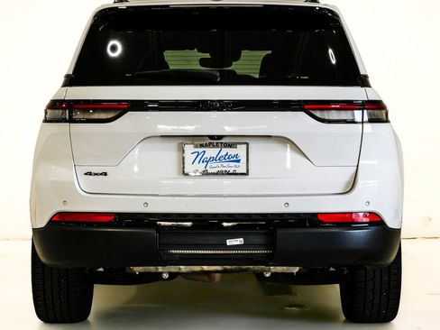 Used 2023 Jeep Grand Cherokee Altitude AWD/4WD image 7